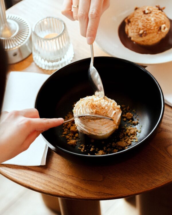 Pommes fondante, mousse châtaigne, caramel de pommes et crumble ©Tartine Studio