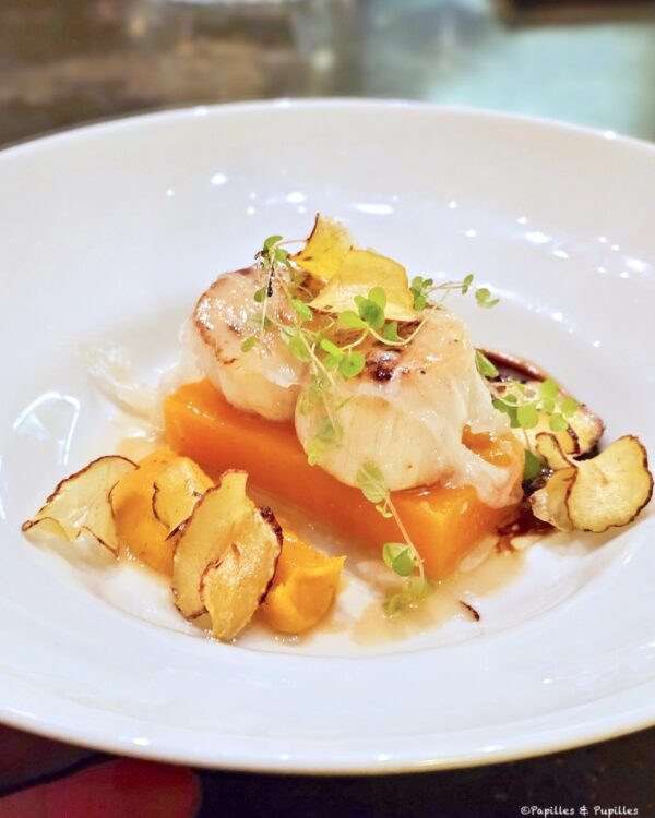 St Jacques juste saisie voilée de lard de Colonata, cylindres de butternut confits, jus de viande à la châtaigne cassée