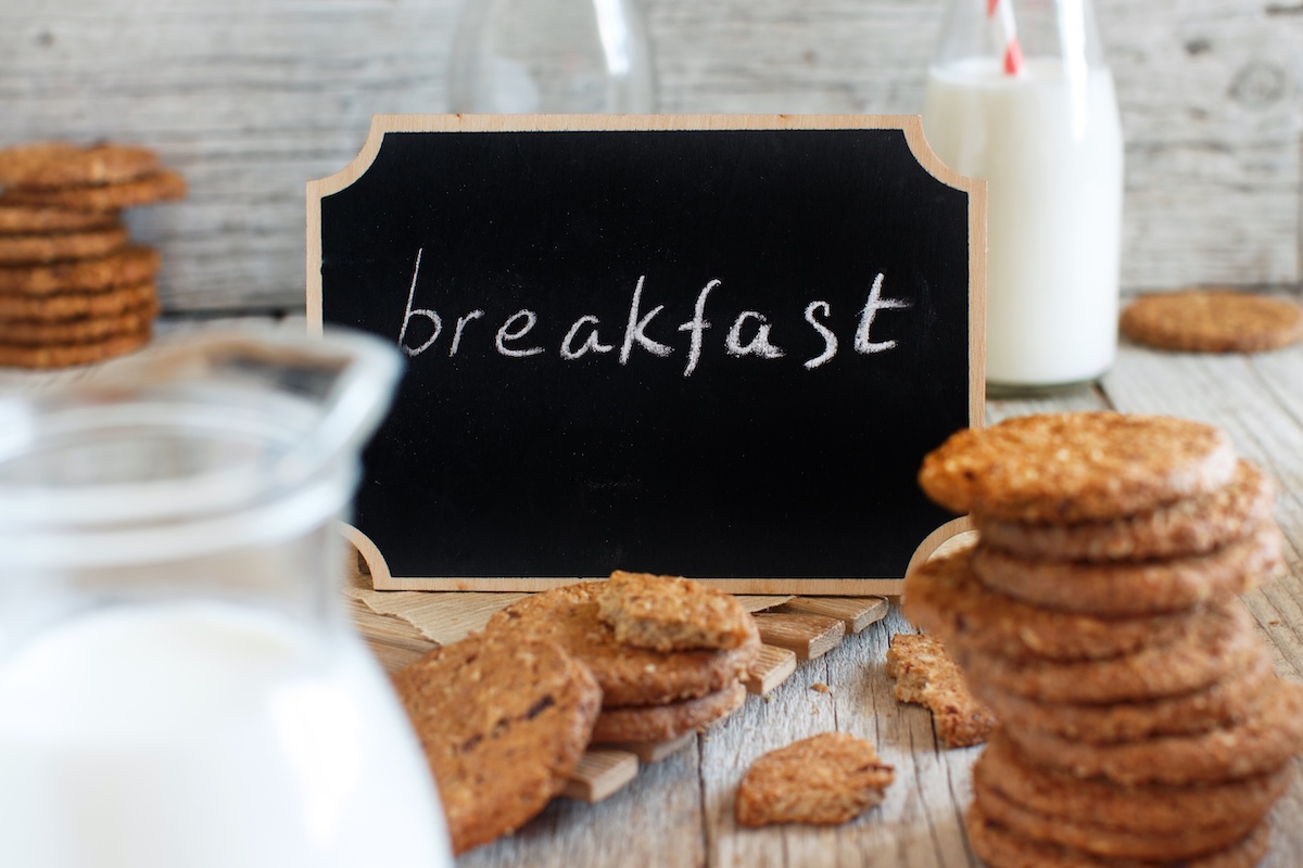 Petit déjeuner avec café, tartines et fruits