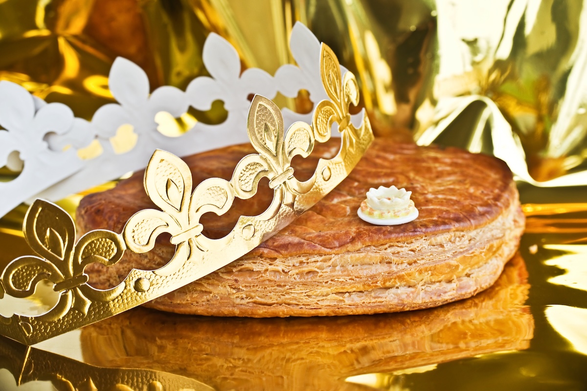 Galette des rois pour l'Epiphanie, avec une couronne dorée