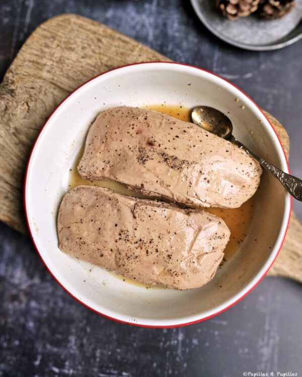 Lobes de foie gras dans assiette