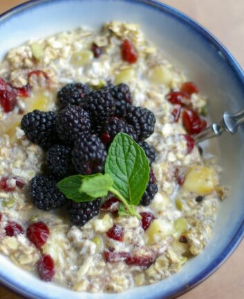 Overnight oats aux airelles, mûres et graines de courge ©Miriam CC BY-NC-ND 2.0