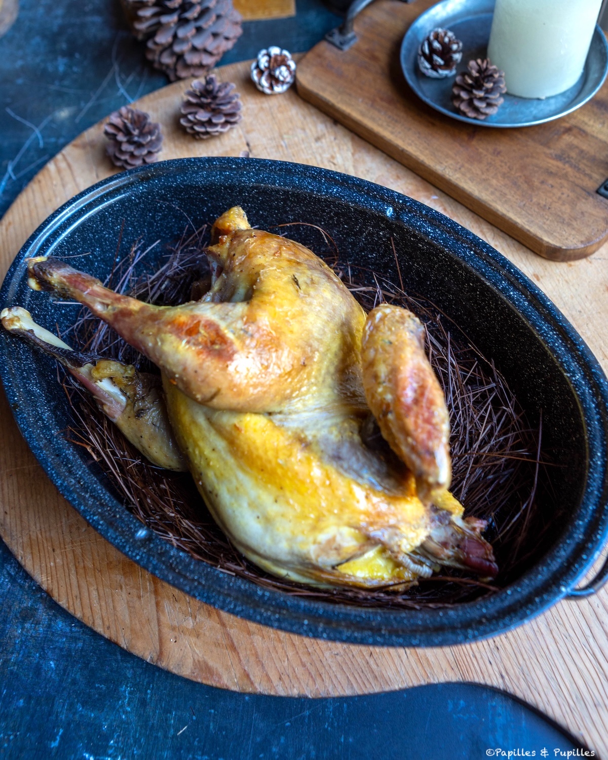 Pintade rôtie cuite au foin