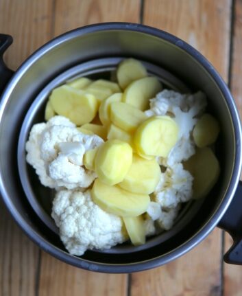 Pommes de terre et chou fleur dans le panier vapeur de l'autocuiseur