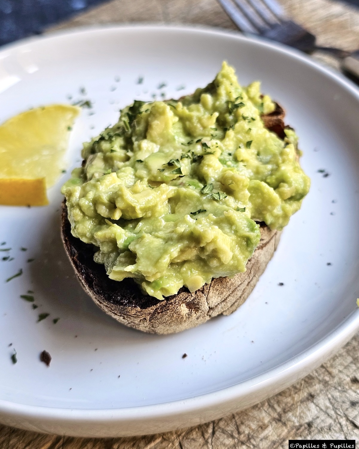 Avocado toast sur pain grillé, avocat écrasé et assaisonné, version simple et gourmande