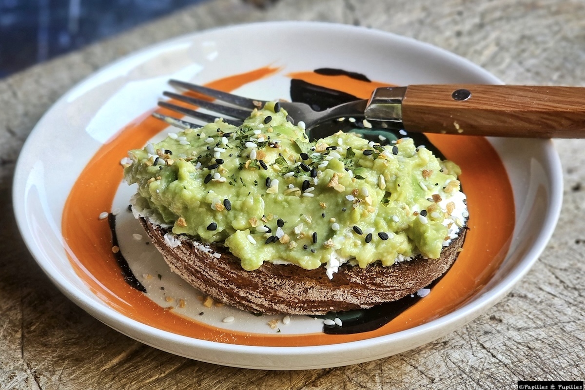 Avocado toast avec fromage frais, texture crémeuse