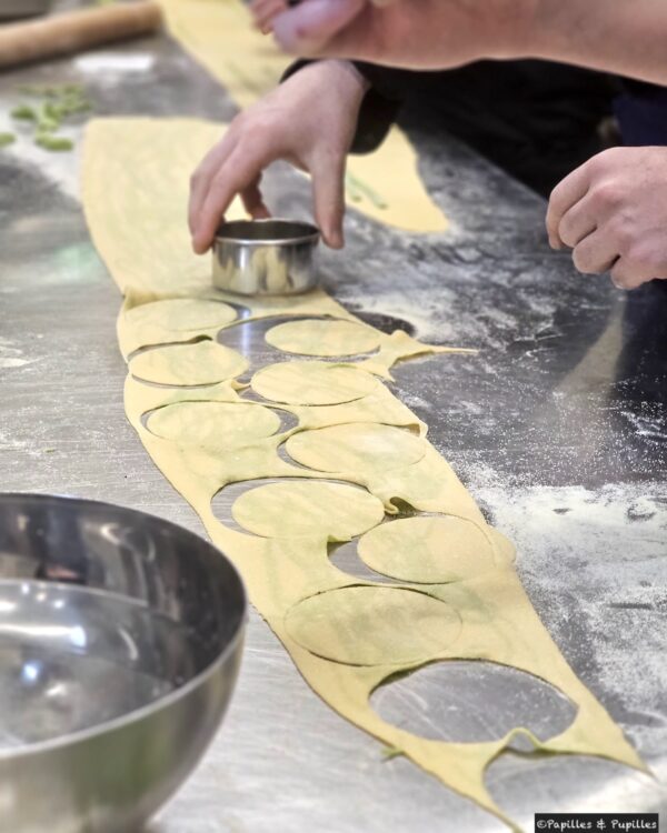 Découpez des cercles de pâte bicolore
