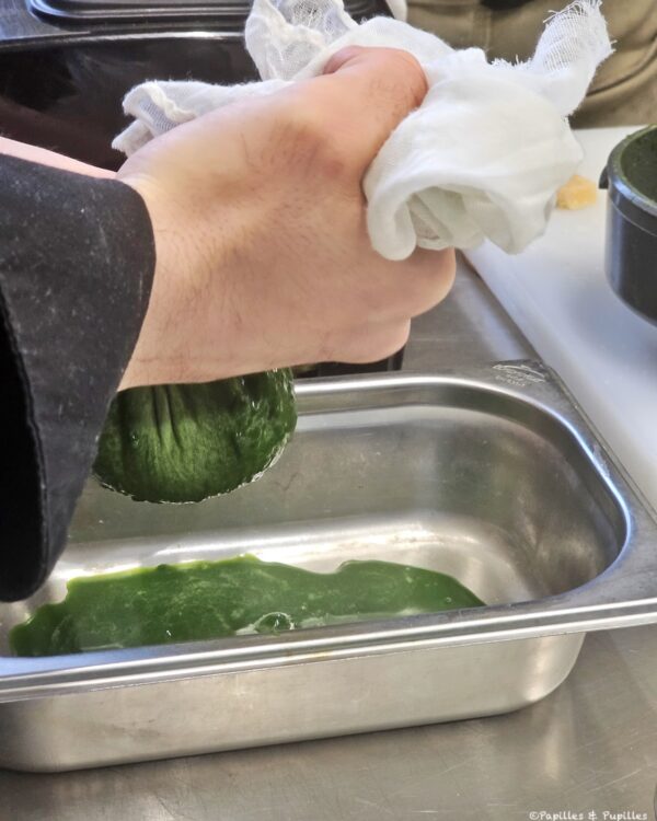 Égouttez la purée d'épinards