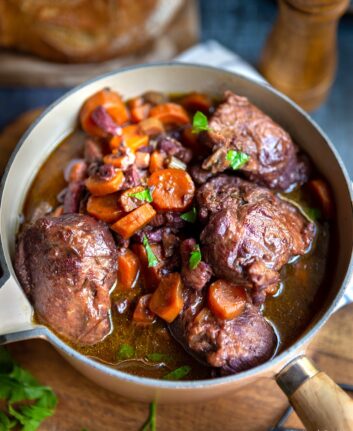 Joues de porc au vin rouge