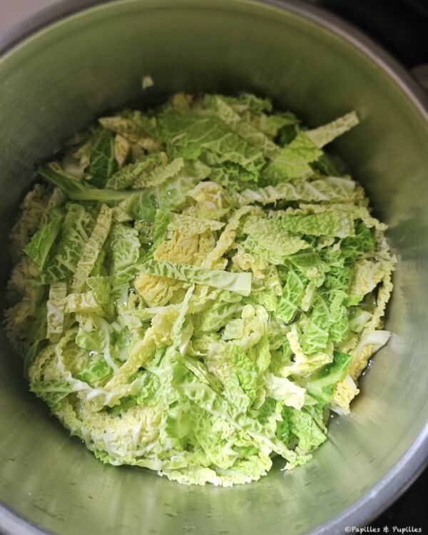 Mettez le chou vert dans l'eau