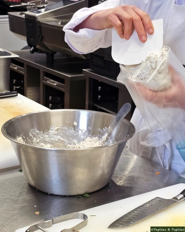 Mettre la farce dans la poche à douille