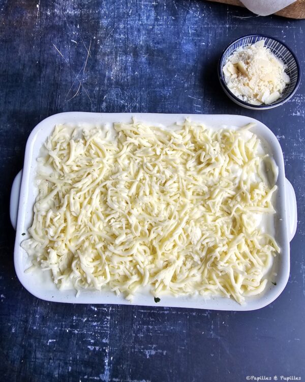 Recouvrez de mozzarella râpée