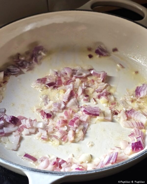 Oignon rouge dans le beurre