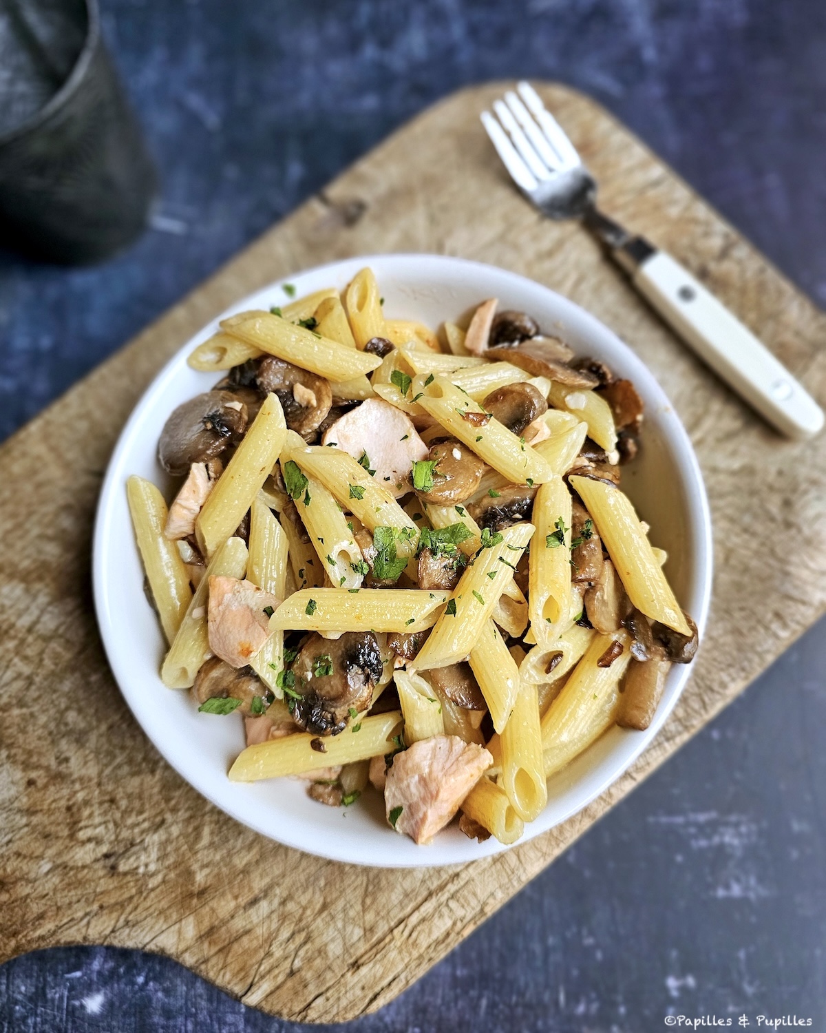 Assiette de pâtes au saumon et aux champignons prêtes à servir