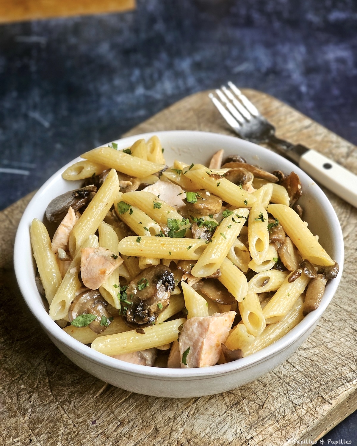 Pâtes au saumon et aux champignons, servies bien chaudes