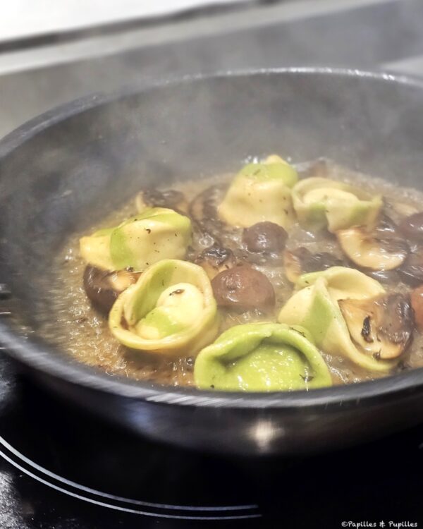 Enrober les pâtes de sauce