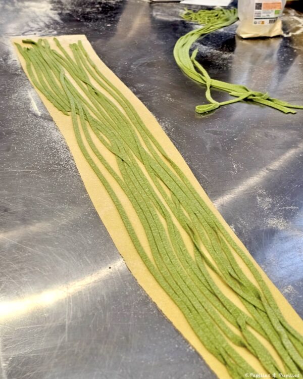 Tagliatelles de pâtes vertes sur la pâte nature