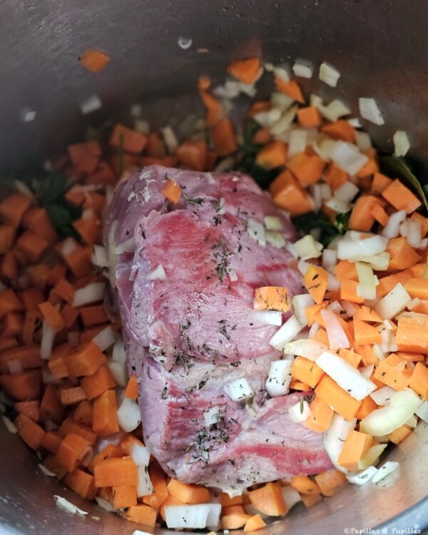 Ajoutez la garniture aromatique