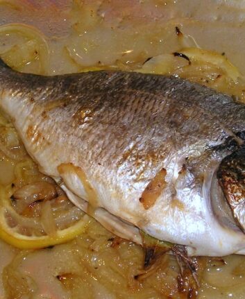 Daurade braisée au vin blanc et au citron