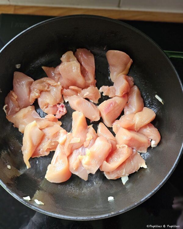 Dés de poulet dans la poêle
