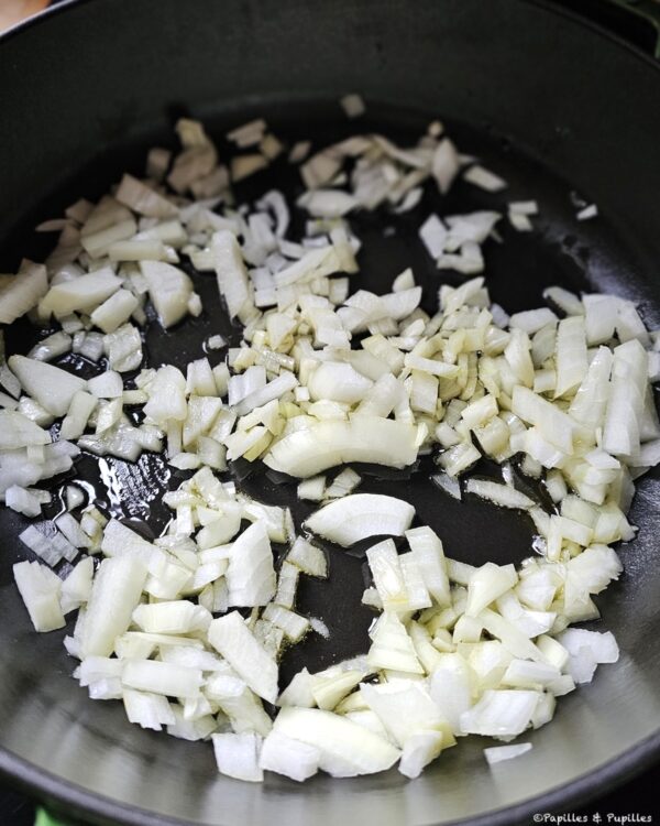 Oignons dans sauteuse