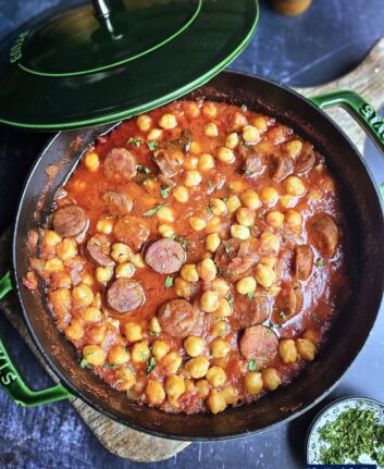 Pois chiches à la tomate et au chorizo