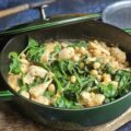 Poulet au lait de coco, cumin, pois chiches et épinards