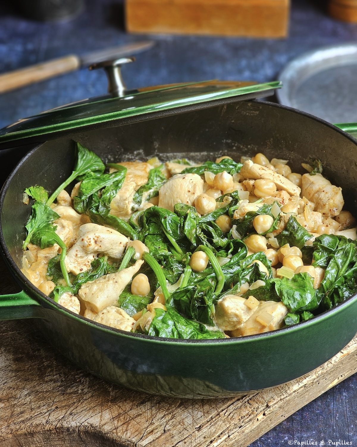Poulet au lait de coco, cumin, pois chiches et épinards