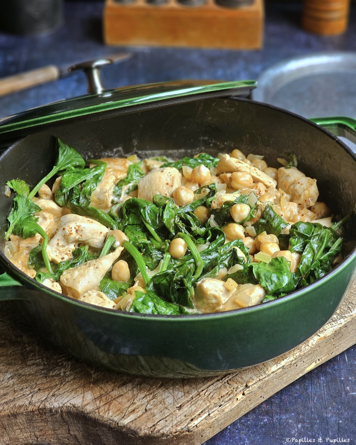 Poulet au lait de coco, cumin, pois chiches et épinards
