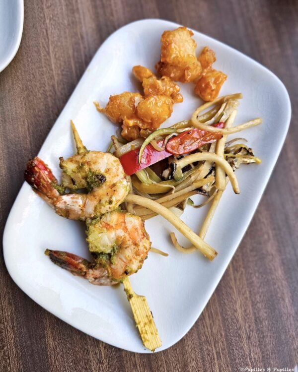 Brochettes de crevettes, wok de légumes