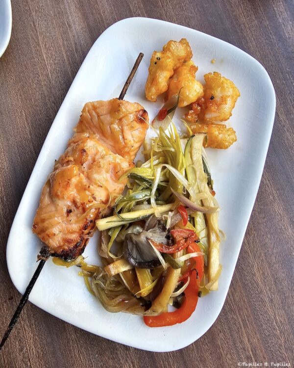 Brochettes de saumon miso, légumes au wok, tempura de crevettes