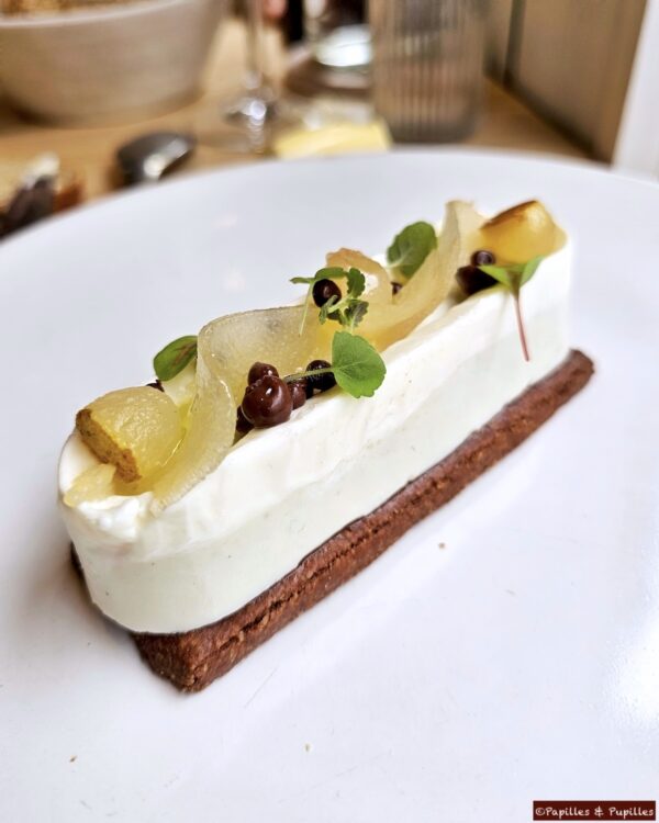 Entremet bleu doux et liquoreux, oignon, poire, cacao