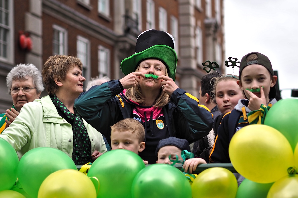 Ambiance chaleureuse de Saint-Patrick avec décoration verte et esprit pub irlandais