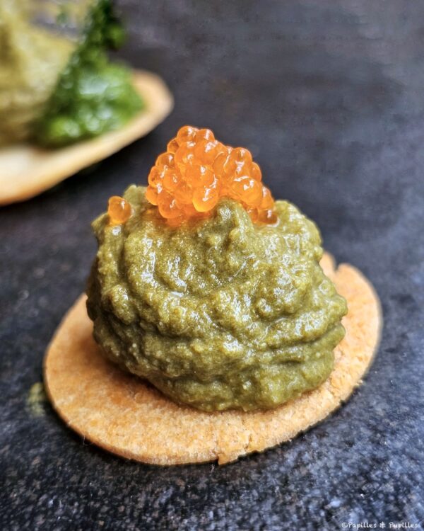 Toast crémeux épinards lardé, pesto fumé, œufs de poisson volant