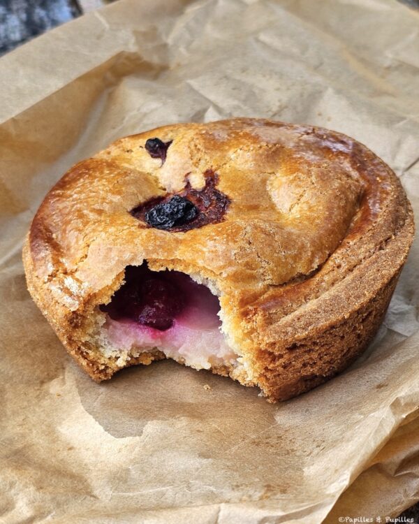 Gâteau basque à la cerise entamé