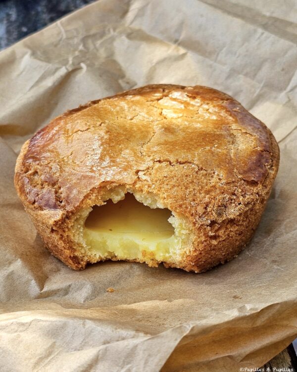 Gâteau basque à la crème d'amandes entamé