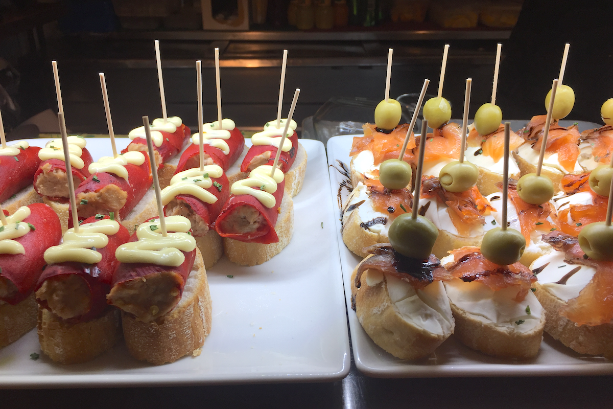 Pintxos sur un comptoir de bar