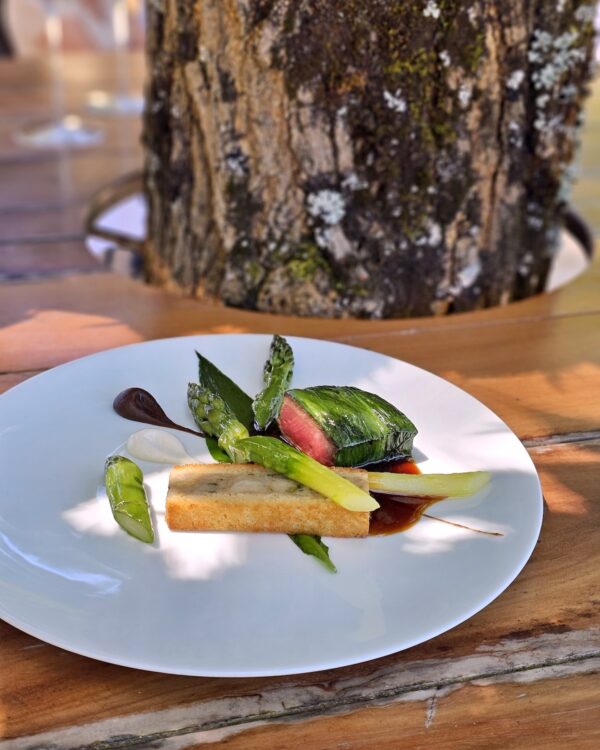 L’agneau Diamandin mitonné à l’ail des ours, asperge verte, condiment pruneau uméboshi, jus de rôti