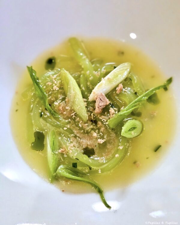 Celtuce en spaghettis, jeunes poireaux poudrés de levure