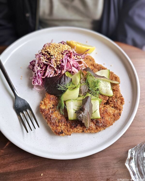 Milanaise de poulet croustillante, coleslaw asiatique