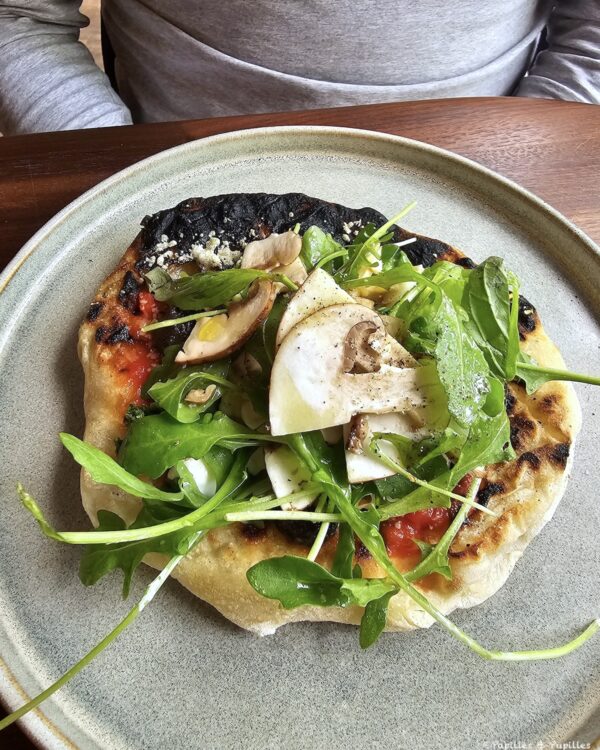 Pizzetta stracciatella, pesto d’ail des ours, ketchup de champignons