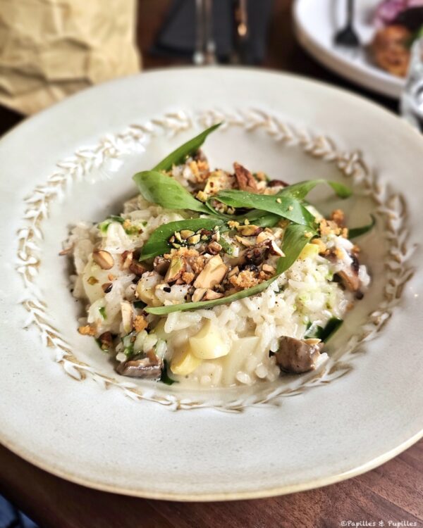 risotto d’asperges, ail des ours, champignons bruns, amandes grillées