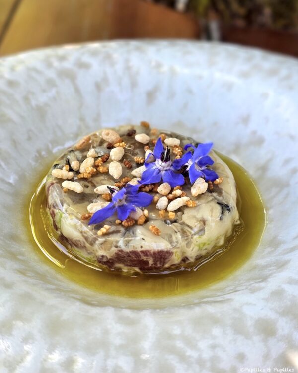 Bœuf et huitre en tartare au couteau, relevé au raifort et riz soufflé