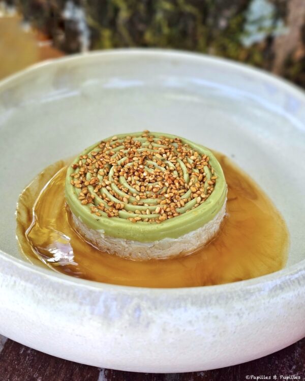 Tourteau cuit à la nage, avocat fumé, sésame kimchi, dashi de pamplemousse et caramel de carapace