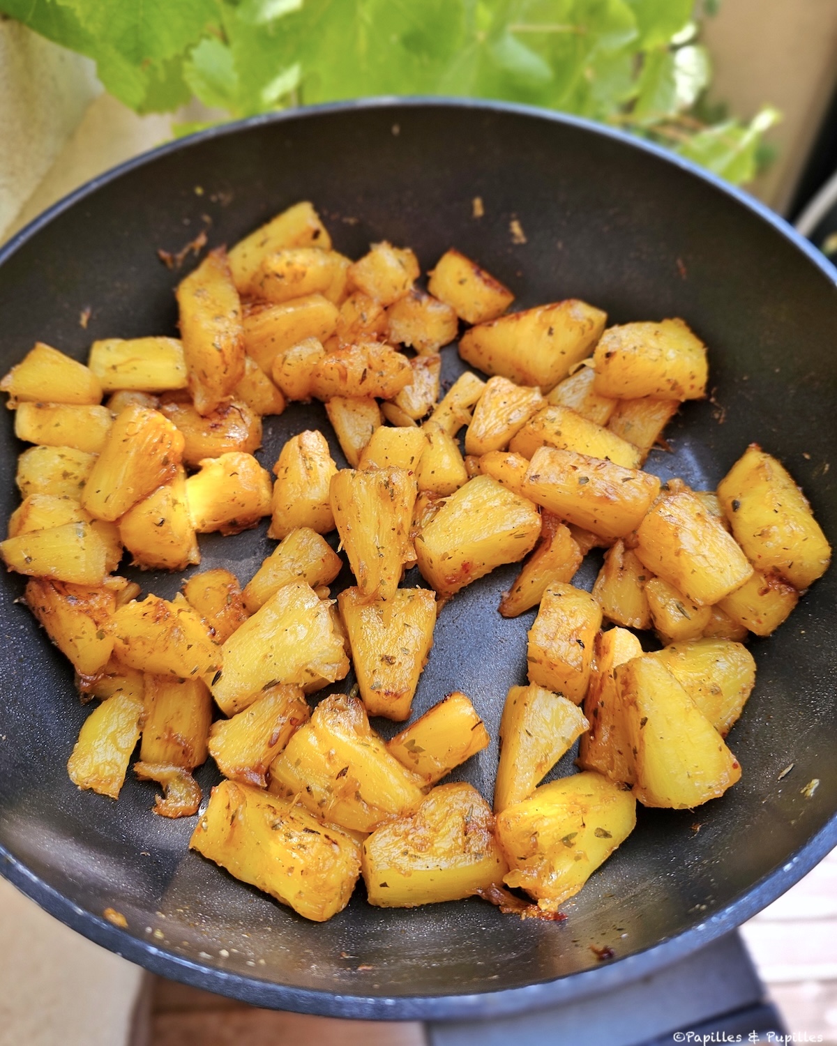 Ananas rôti au piment à servir chaud en accompagnement de viande grillée