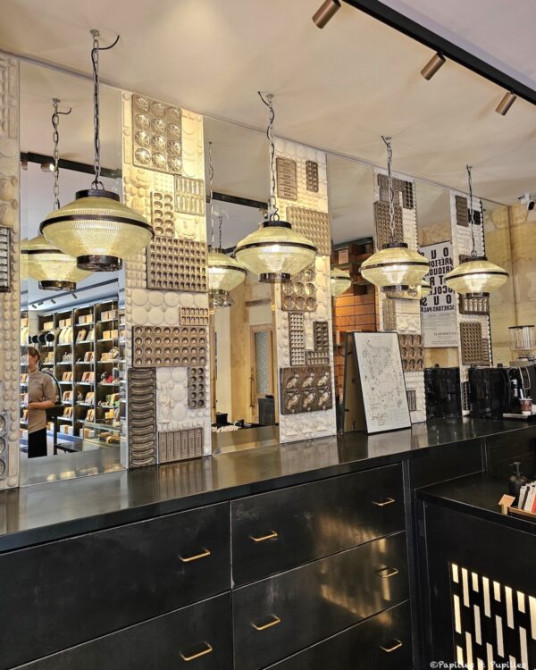Intérieur de la boutique Alain Ducasse à Bordeaux avec présentoir de chocolats