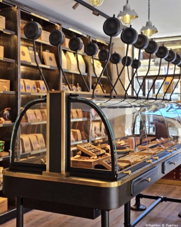 Intérieur de la boutique Alain Ducasse à Bordeaux avec présentoir de chocolats