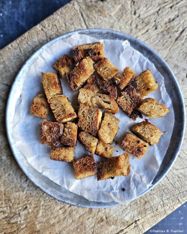 Croûtons grillés dans un plat