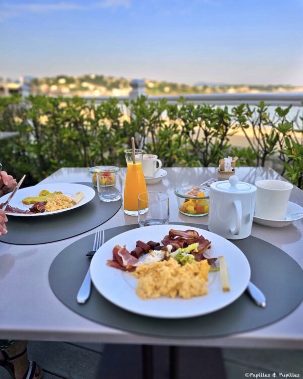 Petit déjeuner, vue sur mer
