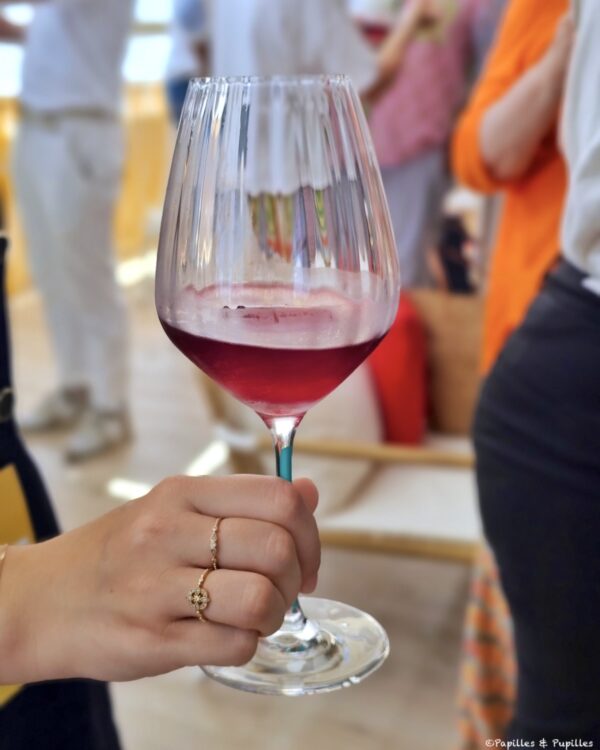 Verre de Mouton Cadet rouge avec glaçon